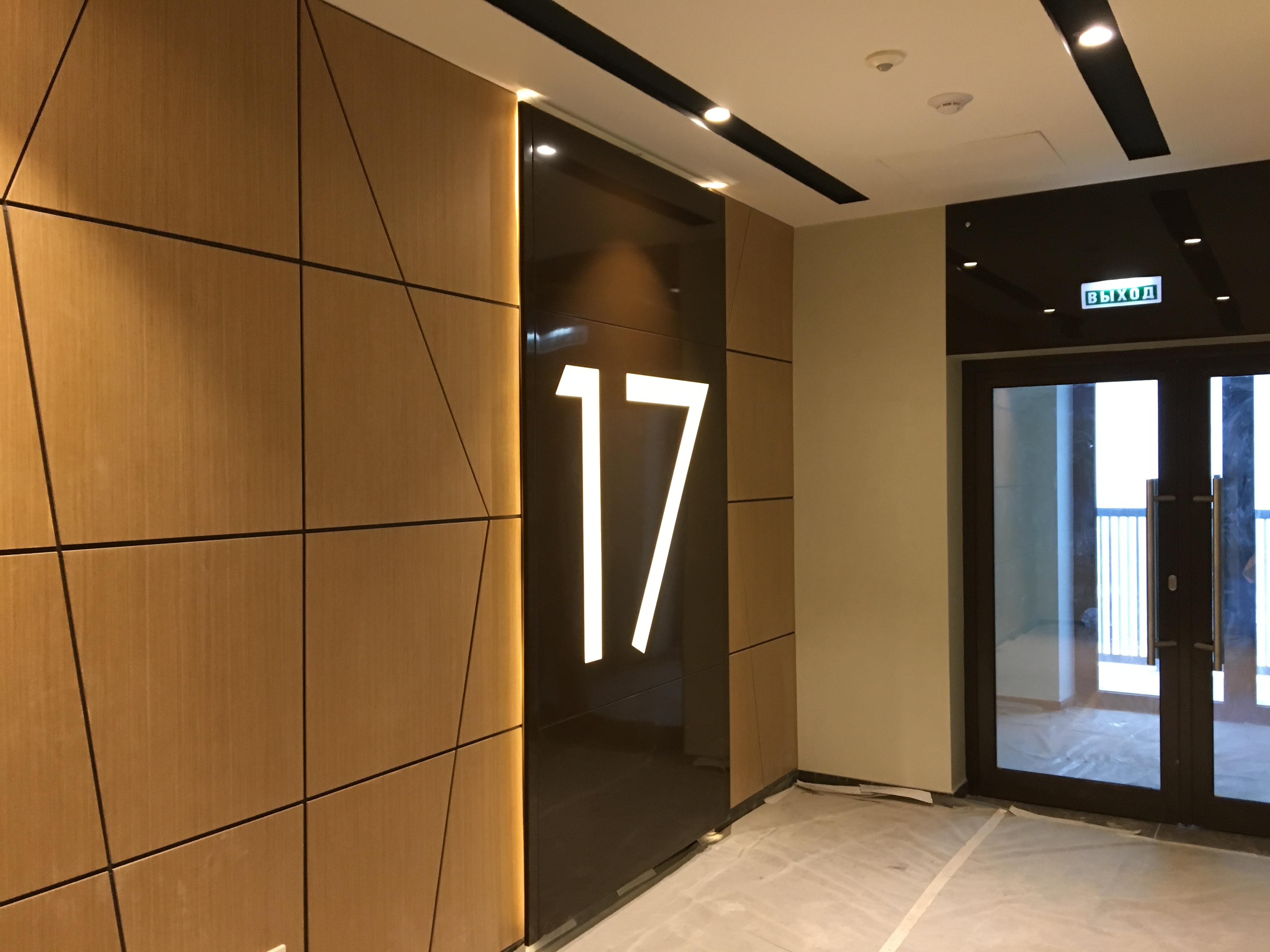 Световые табло в лифтовых холлах