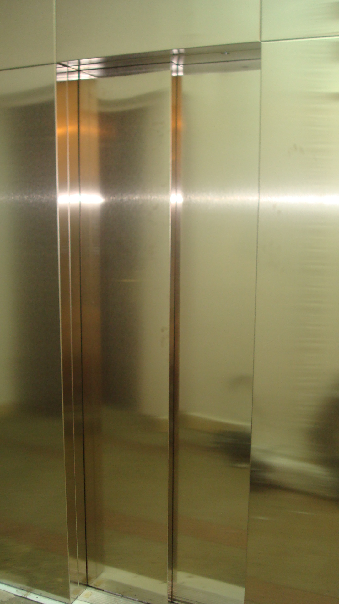 Облицовка лифтовых дверей нержавейкой