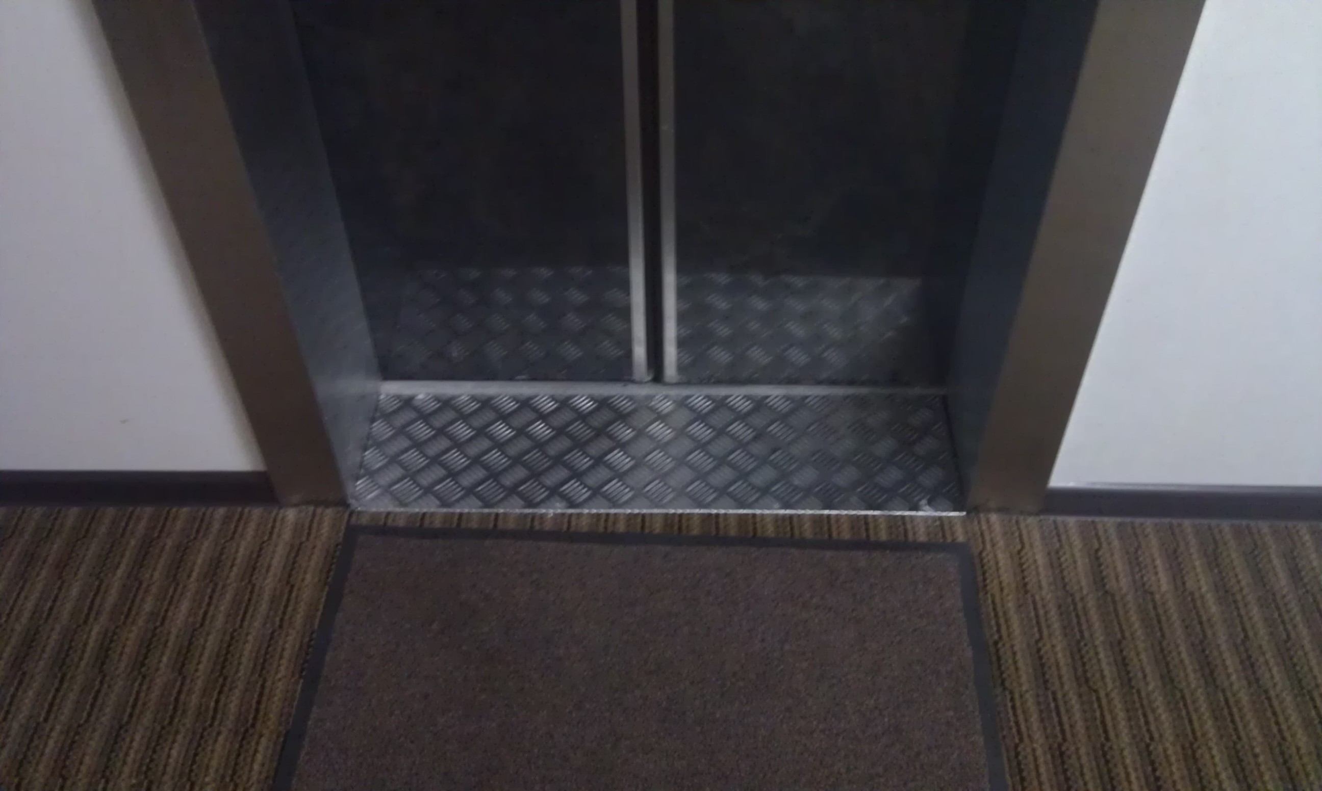 Порог лифта и отделка лифтового проема.